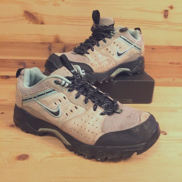 NIKE Women's Winter Hiking Boots waterproof leather ACG Lug Sole - Picture 2 of 12